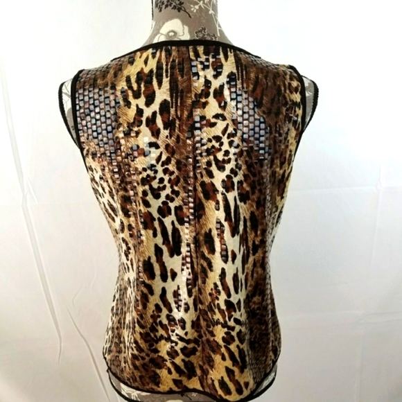 a DRESSING WOMAN  CARDIGAN AND SHELL - Picture 6 of 8